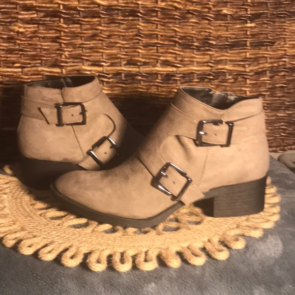 🌸🌼🌺 Reactio Kenneth Cole Booties 🌸🌼🌺 - Picture 2 of 6